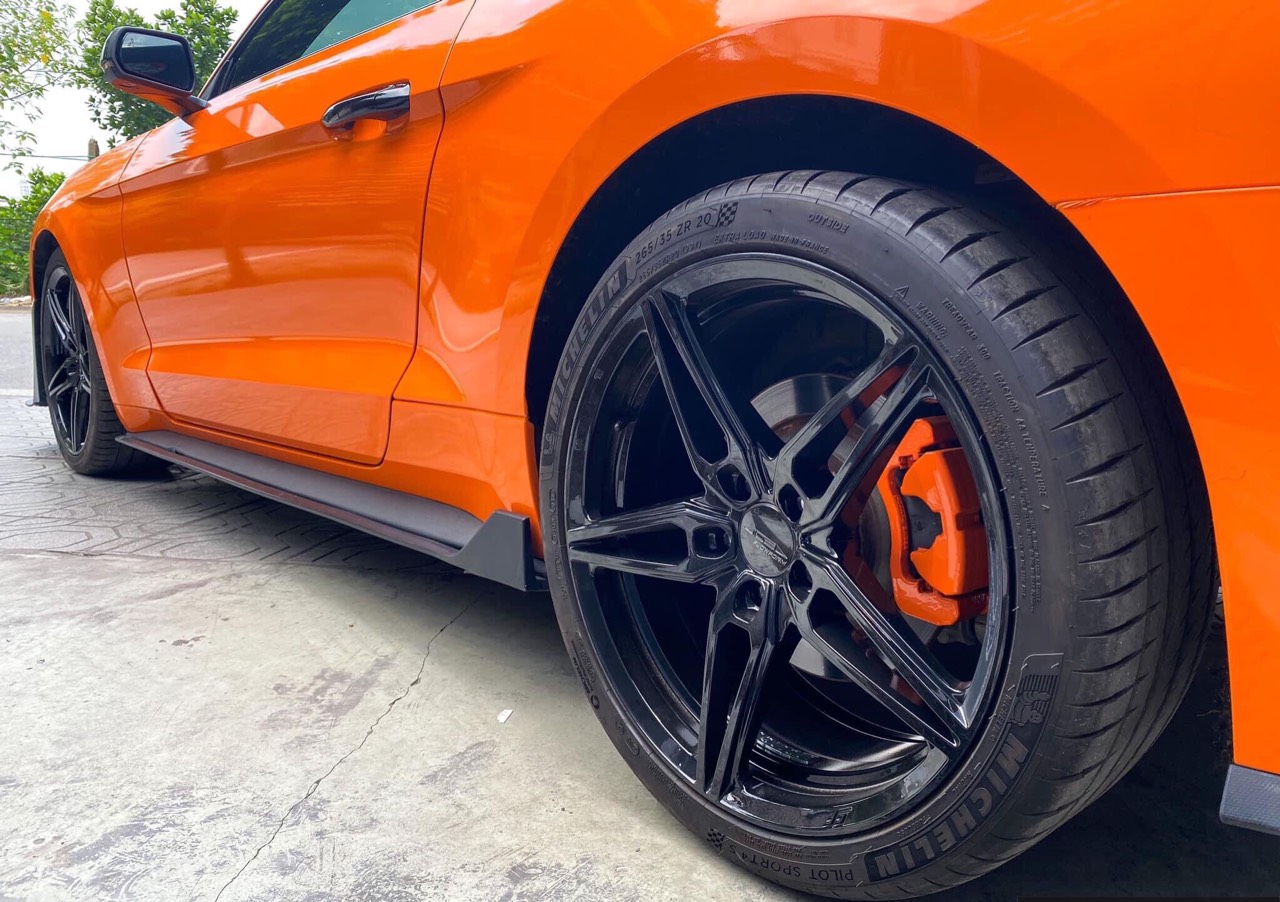 Dán Đổi Màu Xe Ford Mustang Cam Đậm