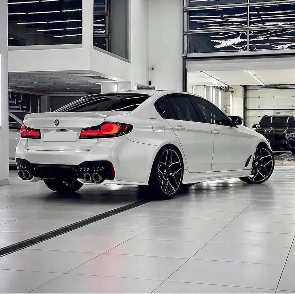 Dán Đổi Màu Xe BMW Trắng Bóng Mờ