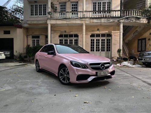 Dán Đổi Màu Xe Mercedes E250 Màu Hường