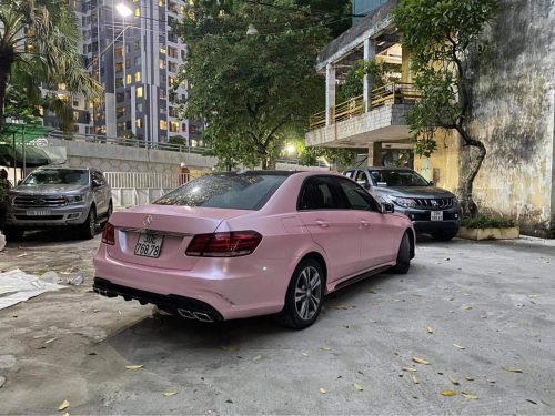 Dán Đổi Màu Xe Mercedes E250 Màu Hường