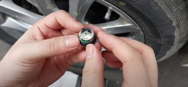 thay pin cảm biến áp suất lốp tpms