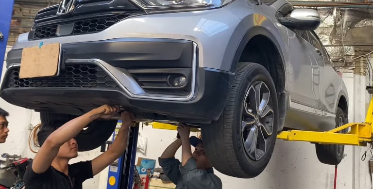 kiểm tra hệ thống treo của xe